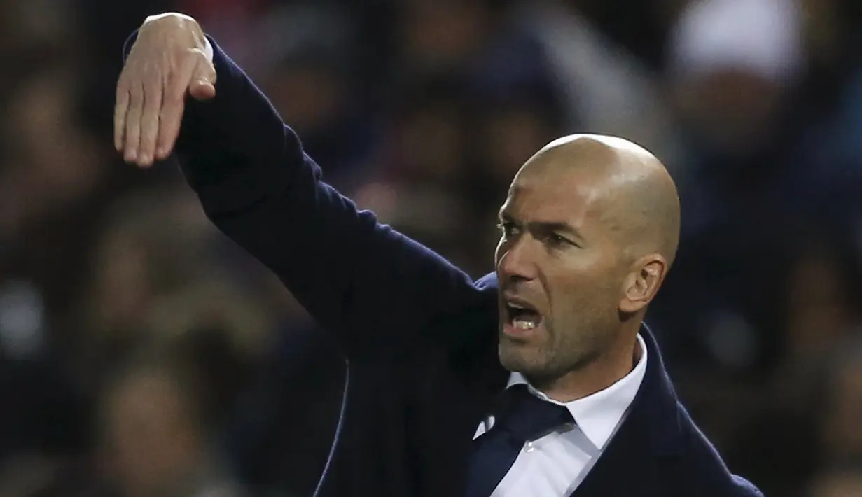 Ekspresi Pelatih Real Madrid, Zinedine Zidane saat menyaksikan anak asuhnya berlaga melawan Granada pada lanjutan La Liga Spanyol di di Estadio Nuevo Los Carmenes, Senin (8/2/2016) dini hari WIB. (REUTERS/Marcelo del Pozo)
