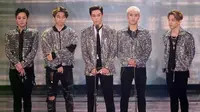 Big Bang saat berhasil membawa pulang piala dari MelOn Music Awards 2015 yang berlangsung, 7 November 2015.