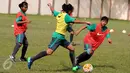 Pemain Timnas Putri Indonesia U-15 berebut bola saat latihan di Lapangan GOR Sunter, Jakarta, Kamis (4/5). Latihan ini persiapan mengikuti ajang Piala AFF U-15 putri 2017 yang digelar di Laos, 7-20 Mei mendatang. (Liputan6.com/Helmi Fithriansyah)