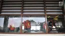 Siswa SMK Negeri 4 Jakarta Utara memasang kipas angin dan penyaring udara di SD Negeri Cilincing 07 Pagi, Jakarta, Kamis (19/9/2019). Instalasi dibuat sebagai kepedulian terhadap siswa SD setempat yang terdampak polusi asap pabrik pembuatan arang serta peleburan aluminium. (merdeka.com/IqbalNugroho)