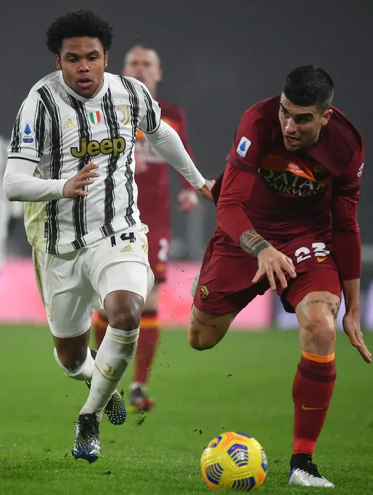 Gelandang Juventus Weston McKennie (kiri) menantang bek AS Roma, Gianluca Mancini pada laga pekan ke-21 Liga Italia di Allianz Stadium, Minggu dinihari WIB (7/2/2021). Kemenangan Juventus 2-0 ditentukan Cristiano Ronaldo dan gol bunuh diri bek Roma, Roger Ibanez. (Isabella BONOTTO / AFP)