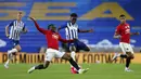 Pemain Manchester United Aaron Wan-Bissaka (kiri) dan pemain Brighton Yves Bissouma berebut bola pada pertandingan Premier League di Stadion AMEX, Brighton, Inggris, Selasa (30/6/2020). Manchester United menang 3-0 dengan dua gol dicetak Bruno Fernandes. (AP Photo/Alastair Grant, Pool)