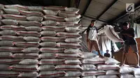 Aktifitas Pekerja angkut beras di Pasar Induk Beras Cipinang, Jakarta Timur, Kamis (24/8). Sementara untuk wilayah lainnya yang membutuhkan ongkos transportasi lebih harga tersebut ditambah Rp 500 per kg. (Liputan6.com/Johan Tallo)