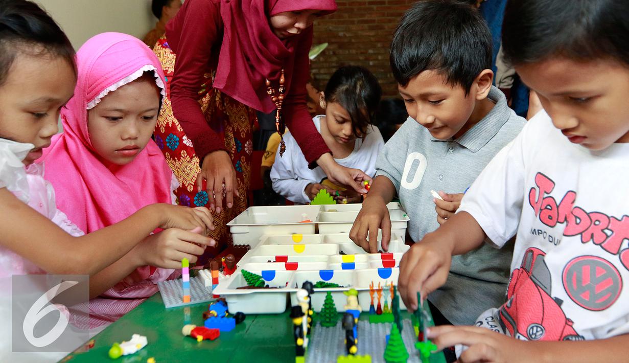 Sejumlah anak saat bermain lego di RPTRA Kenanga di Cideng, Jakarta, Kamis (22/10/2015). Kunjungan Ratu Denmark Margrethe II sekaligus menyumbangkan permainan Lego bagi sejumlah anak-anak di RPTRA. (Liputan6.com/Yoppy Renato)