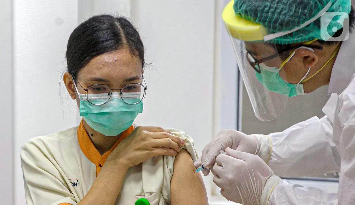 Tenaga kesehatan menjalani vaksinasi virus corona COVID-19 di RSCM, Jakarta, Kamis (14/1/2021). Tenaga kesehatan menjadi prioritas utama pada program vaksinasi COVID-19 tahap awal. (Liputan6.com/Faizal Fanani)
