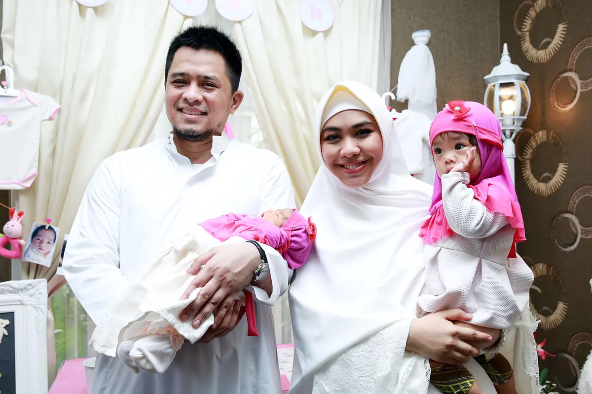 Oki Setiana Dewi dan keluarga