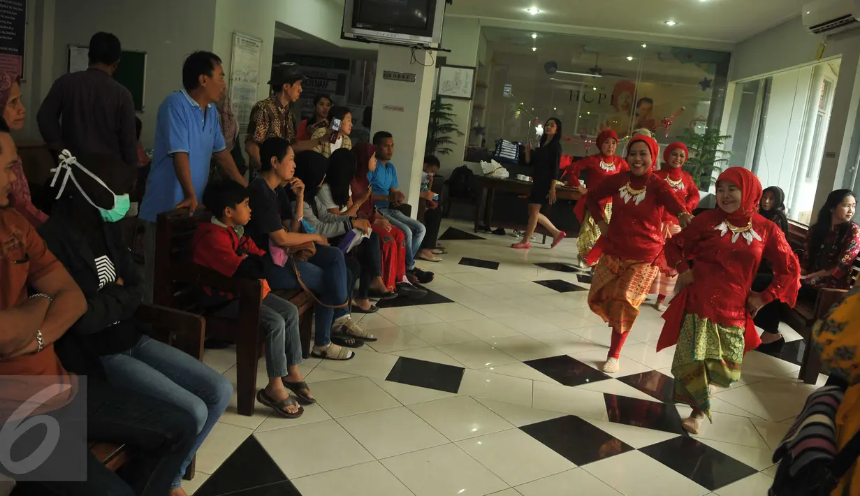 Sejumlah wanita menari untuk menghibur pasien di RS Cipto Mangunkusumo, Jakarta, Jumat (20/5). Hal ini dilakukan dalam rangka memperingati jasa alm dr Tjipto Mangunkusumo sebagai salah satu tokoh Kebangkitan Nasional.(Liputan6.com/Gempur M Surya)