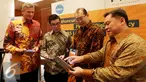 Director & Chief Agency Officer FWD Life, Hendra Thanwijaya (kanan) menunjukan aplikasi FWD kepada Jens Reisch, Kevin Mergonoto dan Leichar Solihin (ki-ka) saat peluncuran FWD Life Digital Agency di Jakarta, Senin (25/1). (Liputan6.com/Gempur M Surya)
