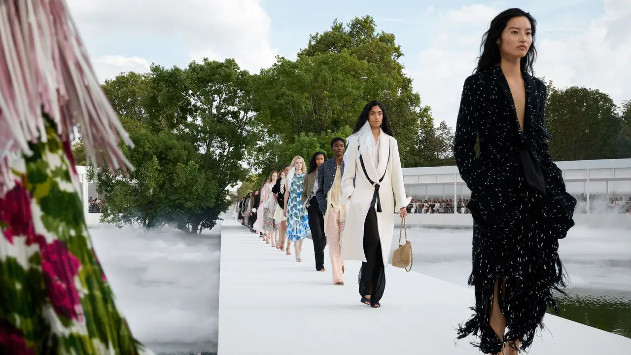 Dior Summer 2027 Hadirkan Busana Ringan dengan Permainan Transparansi dan Siluet Romantis