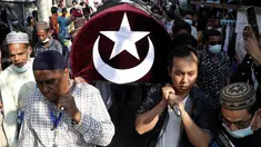 Warga membawa jenazah wanita Muslim yang terbunuh dalam demonstrasi saat upacara pemakamannya di Mandalay, Myanmar, Senin (1/3/2021). Wanita Muslim tersebut tertembak oleh tentara saat ikut demo menentang kudeta militer Myanmar. (AP Photo)