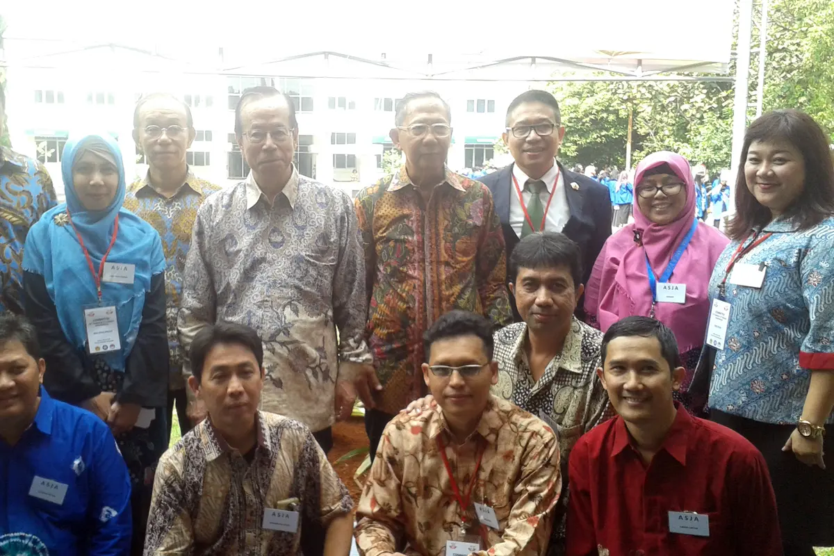 Rektor Unsada Dadang Solihin (kanan atas)