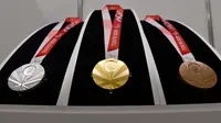Medali perak, emas, dan perunggu Paralimpiade Tokyo 2020 ditampilkan saat Chef de Mission Seminar bersama Komite Paralimpiade Nasional masing-masing negara di Tokyo, Jepang, Selasa (10/9/2019). Medali Paralimpiade dirancang seperti motif kipas Jepang. (Toshifumi Kitamura/AFP)