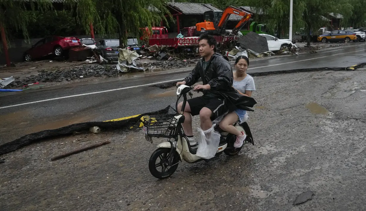 Dua orang ditemukan tewas di Distrik Mentougou Beijing pada Senin karena hujan deras terus menerus yang dimulai di daerah tersebut pada Sabtu malam, menurut pihak berwenang setempat. (AP Photo/Andy Wong)