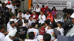 Menteri Perhubungan Budi Karya Sumadi berbincang dengan para sopir angkot saat nongkrong bareng di Tangerang, Banten, Sabtu (26/1). Budi mendengar banyak masukan dari para sopir angkot tentang permasalahan yang mereka alami. (Liputan6.com/Angga Yuniar)