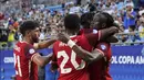 Selebrasi para pemain Timnas Kanada merayakan gol penyeimbang 1-1 ke gawang Timnas Uruguay yang dicetak Ismael Kone (kanan) pada laga perebutan tempat ketiga Copa America 2024 di Bank of America Stadium, Charlotte, Amerika Serikat, Minggu (14/7/2024) pagi WIB. (AP Photo/Jacob Kupferman)