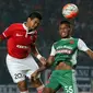 Penyerang Persija Jakarta, Bambang Pamungkas duel udara dengan bek PS TNI, Manahati Lestusen (Helmi Fithriansyah Liputan6.com)