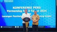 Direktur Jenderal Perdagangan Luar Negeri, Budi Santoso didampingi Kepala Biro Humas, M. Rivai Abbas saat konferensi pers terkait Peraturan Menteri Perdagangan (Permendag) No. 8 Tahun 2024 di Kantor Kementerian Perdagangan, Jakarta, Minggu (19 Mei).