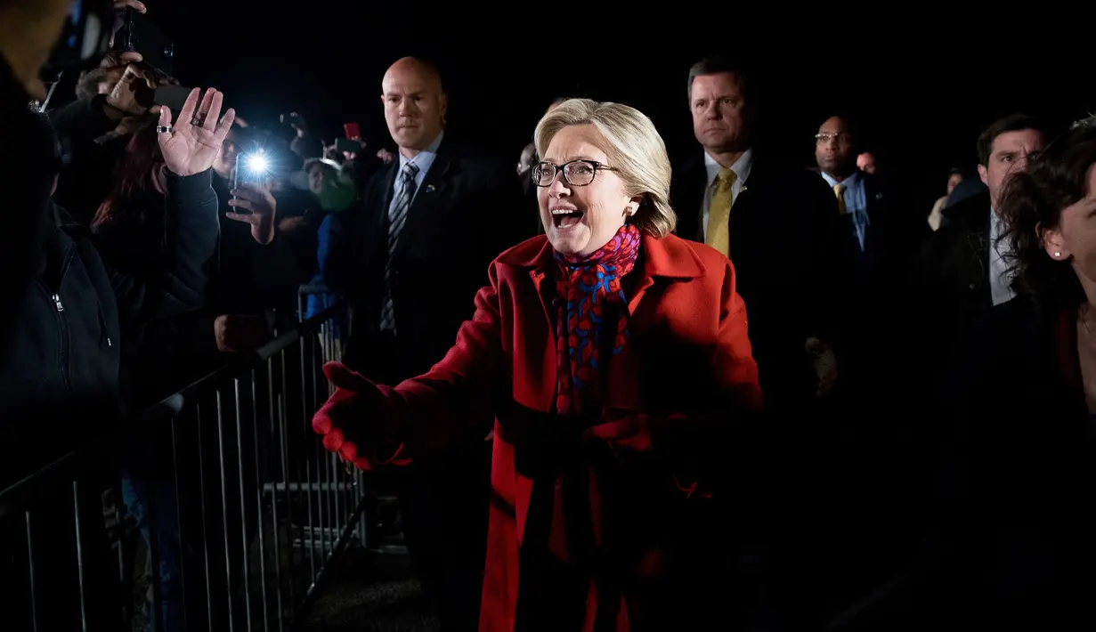 Calon Presiden AS dari Partai Demokrat, Hillary Clinton menyapa pendukungnya saat tiba di Westchester County Airport di White Plains, New York, AS, Selasa (8/11). (AP Photo / Andrew Harnik)