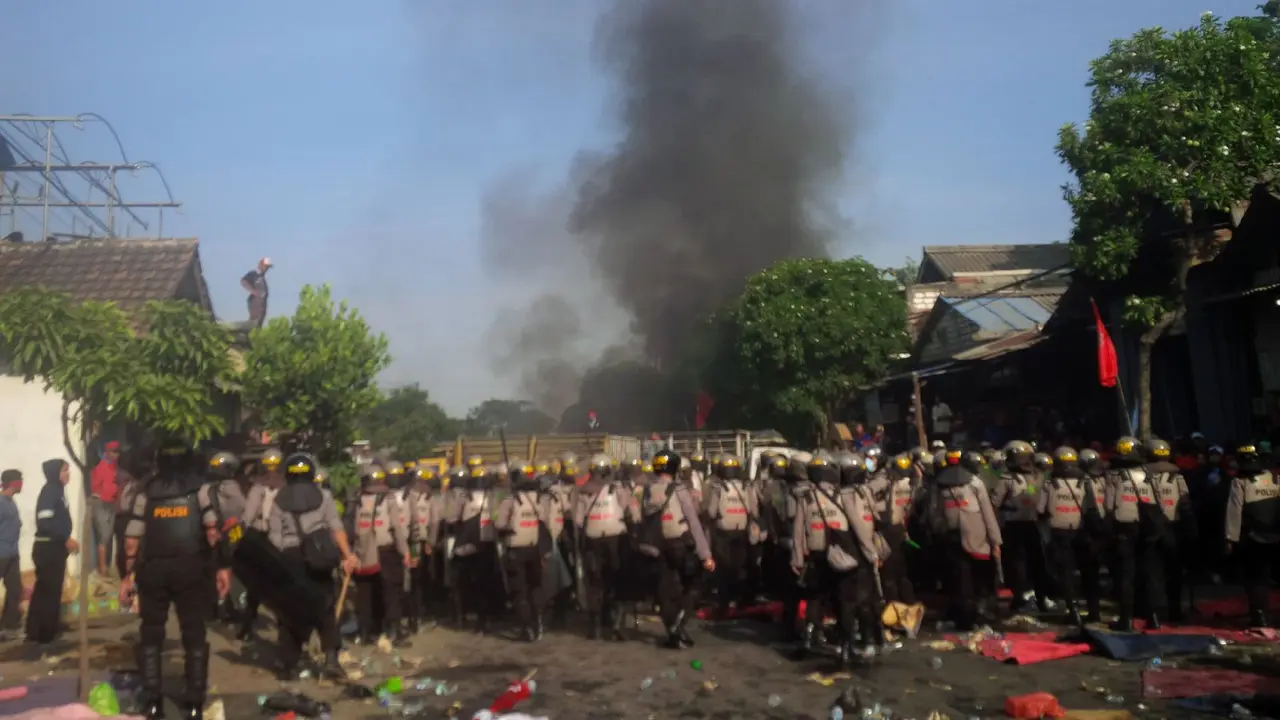 Eksekusi Cinderella, Ribuan Buruh dan Aparat Bentrok