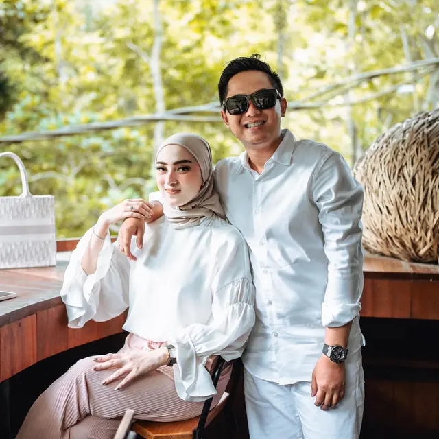 7 Potret Dinan Fajrina, Istri Doni Salmanan yang Tetap Dukung Sang Suami