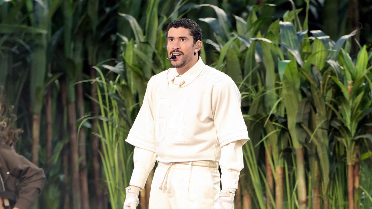 Bad Bunny Gebrak Super Bowl 2026 dengan Jersey Zara dan Jam Tangan Mewah Rp 1,26 Miliar