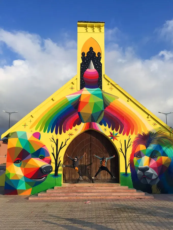 10 Foto Keindahan Gereja Usang yang Disulap Jadi Penuh Warna