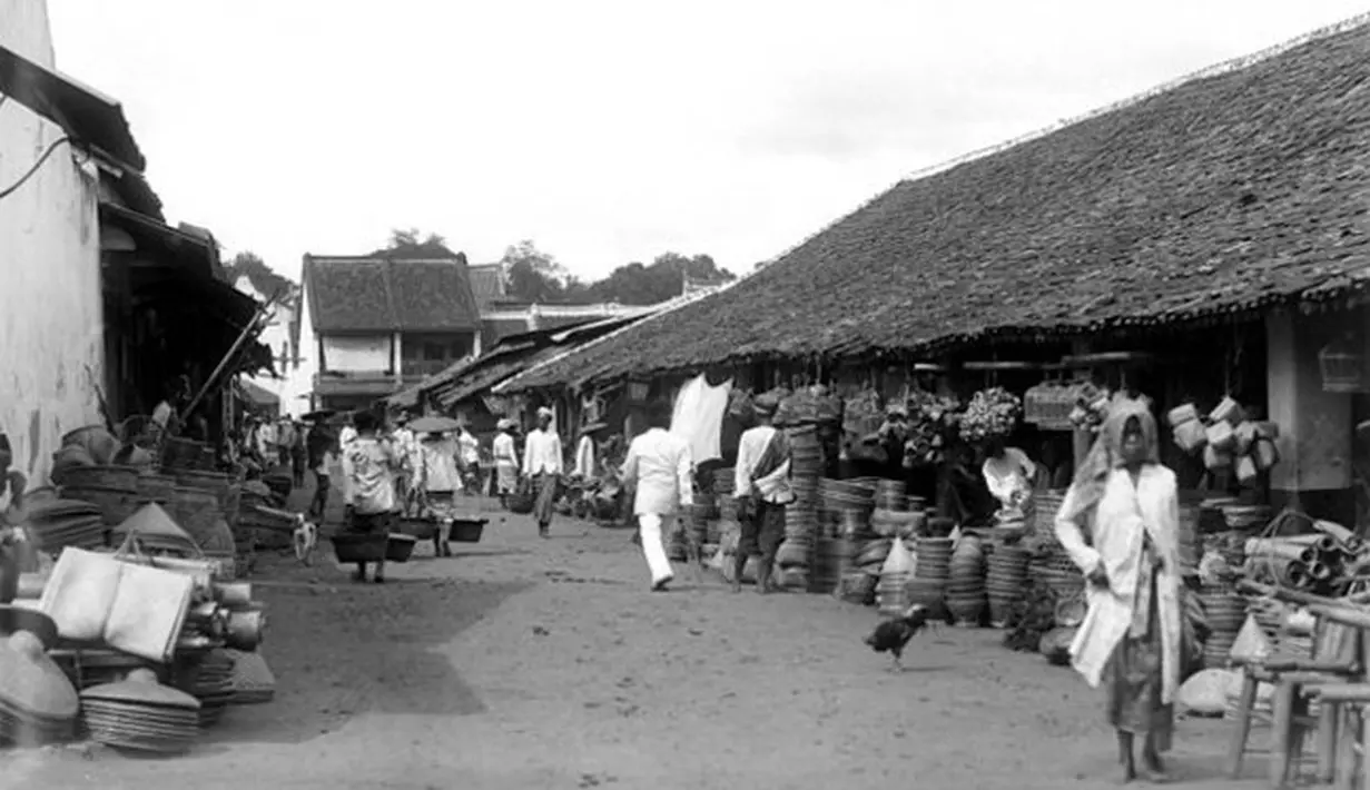 Pasar Senen awalnya hanya buka pada hari Senin. Namun mulai 1766, pasar yang ramai dikunjungi ini akhirnya dibuka untuk hari lain selain Senin. (wikimedia.org)