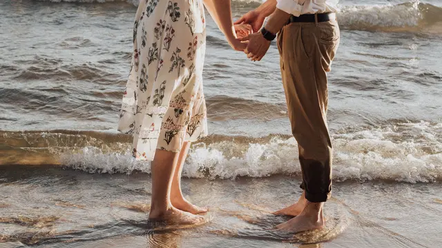 ilustrasi perbedaan sayang dengan bucin/Joanna Nix-Walkup/unsplash