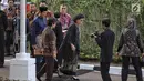 Menteri Keuangan, Sri Mulyani berjalan meninggalkan lapangan upacara usai mengikuti upacara Hari Lahir Pancasila di Gedung Pancasila, Jakarta Pusat, Jumat (1/6). (Liputan6.com/Faizal Fanani)