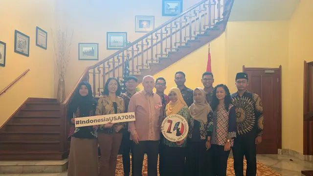 Dubes AS, Joseph Donovan melepas keberangkatan 10 pemuda Indonesia.