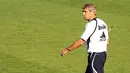 Pelatih Real Madrid, Manuel Pellegrini jelang membuka sesi latihan di Real Madrid Sport City di Kota Madrid pada 5 Agustus 2009. AFP PHOTO/JAVIER SORIANO