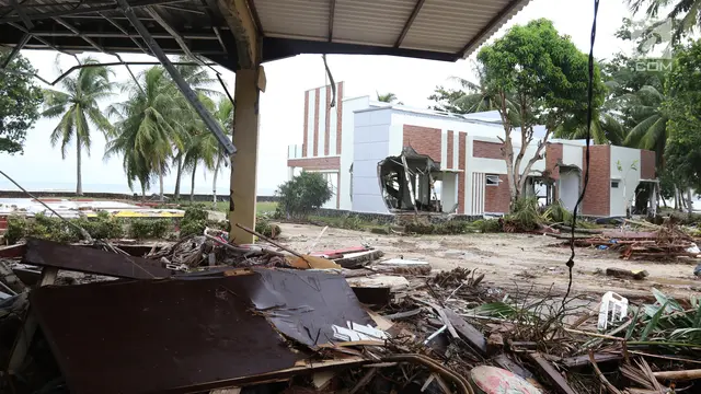 Dampak Tsunami Anyer, Penginapan di Pantai Carita Rusak Berat