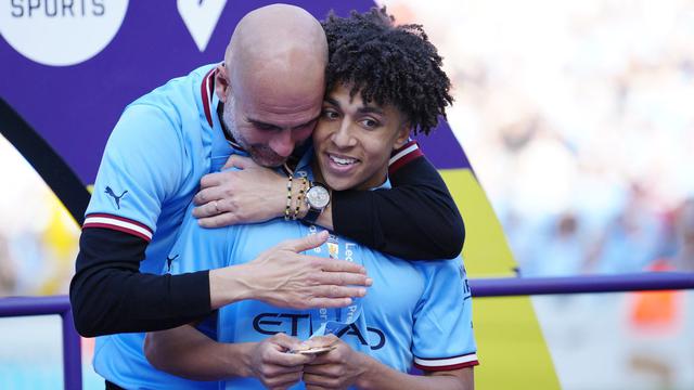 Foto: Full Senyum, Manchester City Berpesta Hattrick Juara Liga Inggris