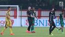 Pelatih Bhayangkara FC, Simon Mc Menemy (kedua kiri) berbincang dengan pemain Persebaya, David Aparecido Da Silva usai lanjutan Go-Jek Liga 1 Indonesia bersama Bukalapak di Lapangan PTIK, Jakarta, Rabu (11/7). (Liputan6.com/Helmi Fthriansyah)