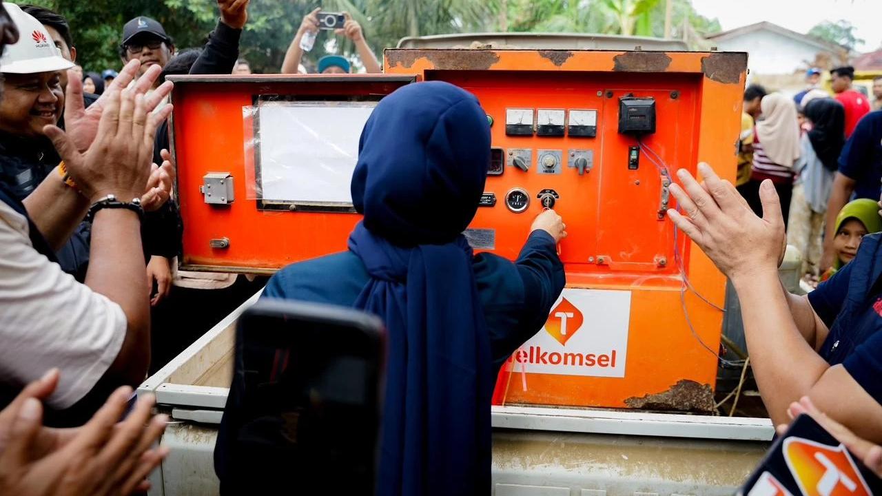 FOTO: Warga Aceh Tamiang Kembali Bisa Mengakses Komunikasi Pasca Banjir