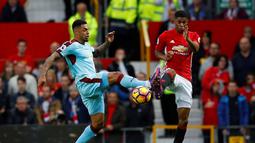 Pemain Burnley, Andre Gray, berebut bola dengan pemain Manchester United, Marcus Rashford, pada laga Premier League 2016-2017 di Stadion Old Trafford, Sabtu (29/10/2016). (Reuters/Phil Noble)