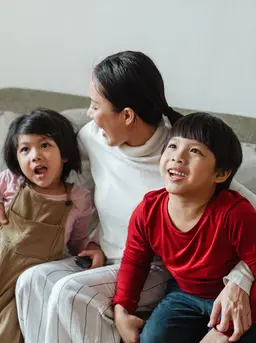Cara penyampaian yang mempermalukan anak di depan banyak orang dapat memberikan pengalaman emosional yang berbeda (Sumber: Pexels.com)