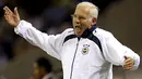 Fenerbahce SK's coach Spanish Luis Aragones reacts during their Champions League group G matchday 1 football match against FC Porto at the Dragao Stadium in Porto, on September 17, 2008. AFP PHOTO / MIGUEL RIOPA 