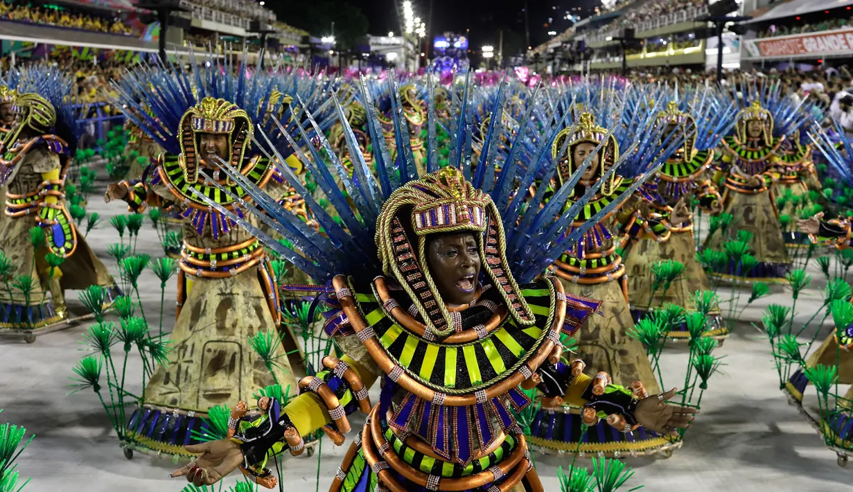 Penampilan sekolah samba Vila Isabel dengan kostum tradisional berwarna-warni saat perayaan karnaval di Sambadrome, Rio de Janeiro, Brasil, Senin (12/2). (AP Photo/Leo Correa)