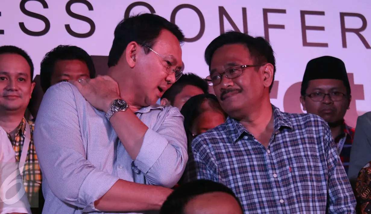 Ahok bersama Djarot saat konferensi pers terkait hasil hitung cepat Pilkada DKI 2017, Jakarta, Rabu (14/4). Ahok berjanji akan melunasi janji-janjinya selama menjabat sebelum lepas jabatan Oktober 2017. (Liputan6.com/Angga Yuniar)