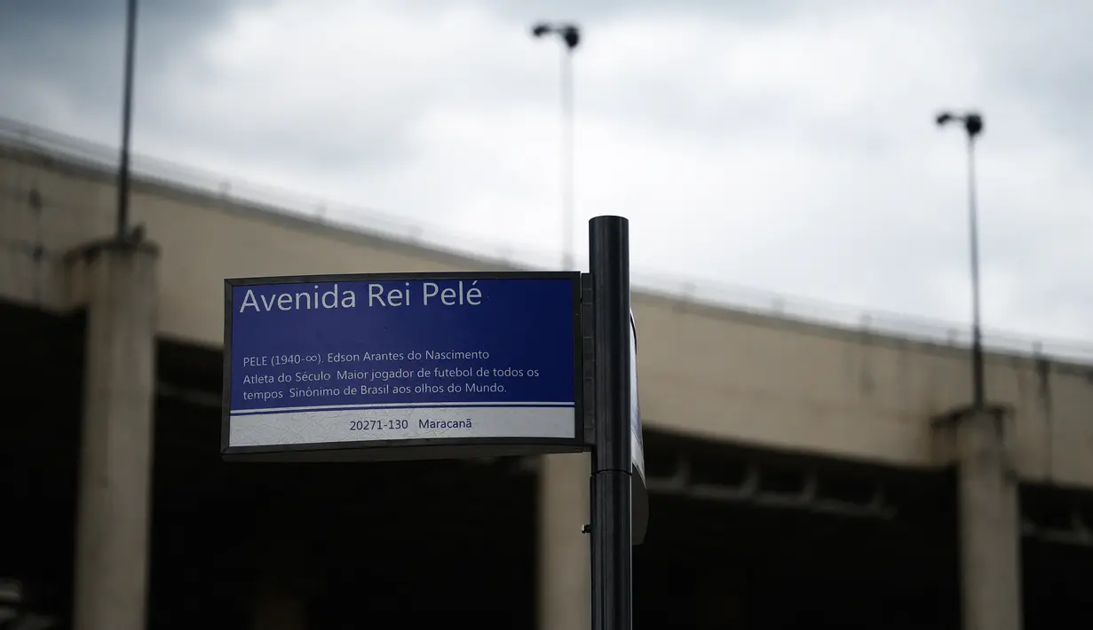 Sebuah tanda jalan bertuliskan "King Pele Avenue" digambarkan di luar stadion Maracana di Rio de Janeiro, Brasil pada 4 Januari 2023. Balai Kota Rio de Janeiro secara resmi menamai jalan yang mengelilingi stadion Maracana Avenue Rei Pele (King Pele). (MAURO PIMENTEL/AFP)