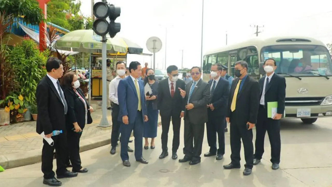 Dubes RI untuk Kamboja Sudirman Haseng dan Gubernur Phnom Penh Khuong Sreng mengunjungi lokasi jalan yang akan diberi nama dua negarawan Indonesia, pada 17 Januari. (Phnom Penh Administration)
