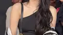 Tampilan slay makin terlihat dengan rambut panjang messy curl dan Korean Makeup look minimalis [@xeesoxee_twfan]