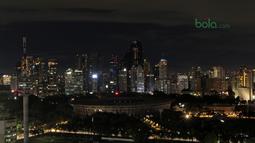 Stadion Utama GBK setelah pemadaman lampu di Kawasan DPR-MPR Jakarta, (24/3/2018). Earth Hour 2018 menjadikan Stadion Utama GBK sebagai ikon menyambut Asian Games 2018. (Bola.com/Nick Hanoatubun)