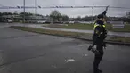 Seorang petugas mengangkat garis penjagaan polisi di luar pusat pendidikan orang dewasa Campus Risbergska di Orebro, Swedia, pada 5 Februari 2025. (Jonathan NACKSTRAND/AFP)