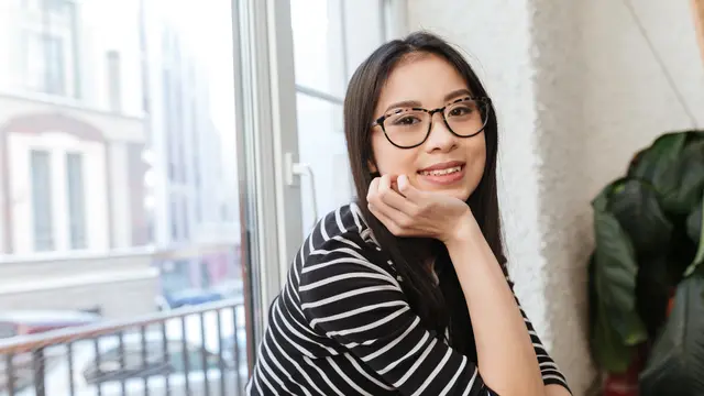 tersenyum bahagia santai kacamata