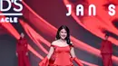 Rambut pendek Dian Sastrowardoyo ditata belah samping dengan aksen heavy curl yang menawan [JFW 2026]
