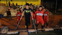 Alfin Tuasalamony (kaos hitam) bersiap masuk kedalam lapangan untuk menerima penghargaan dari kelompok suporter usai laga Trofeo Calcio Charity yang digelar di Lapangan Pertamina Simprug, Jakarta, Sabtu (11/7/2015). (Liputan6.com/Helmi Fithriansyah)