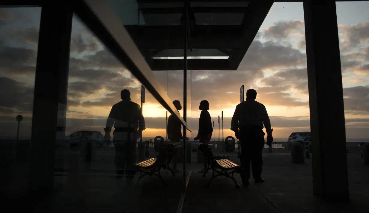 Pengemudi taksi menunggu di luar bandara yang ditutup setelah semua penerbangan dibatalkan, di Pulau Canary La Palma, Spanyol, Kamis (7/10/2021). Awan abu tebal dari letusan gunung berapi Cumbre Vieja memaksa bandara pulau itu ditutup kedua kalinya sejak letusan 19 September. (JORGE GUERRERO/AFP)