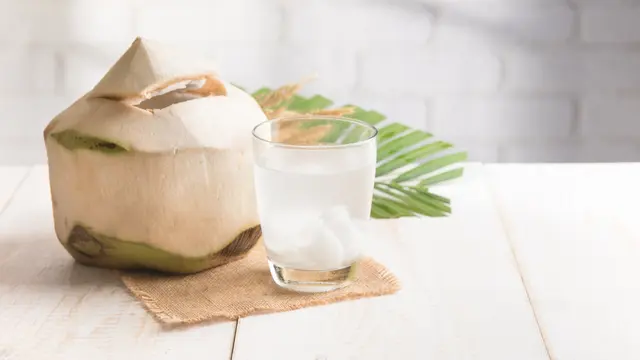 ilustrasi manfaat air kelapa/showcake/shutterstock